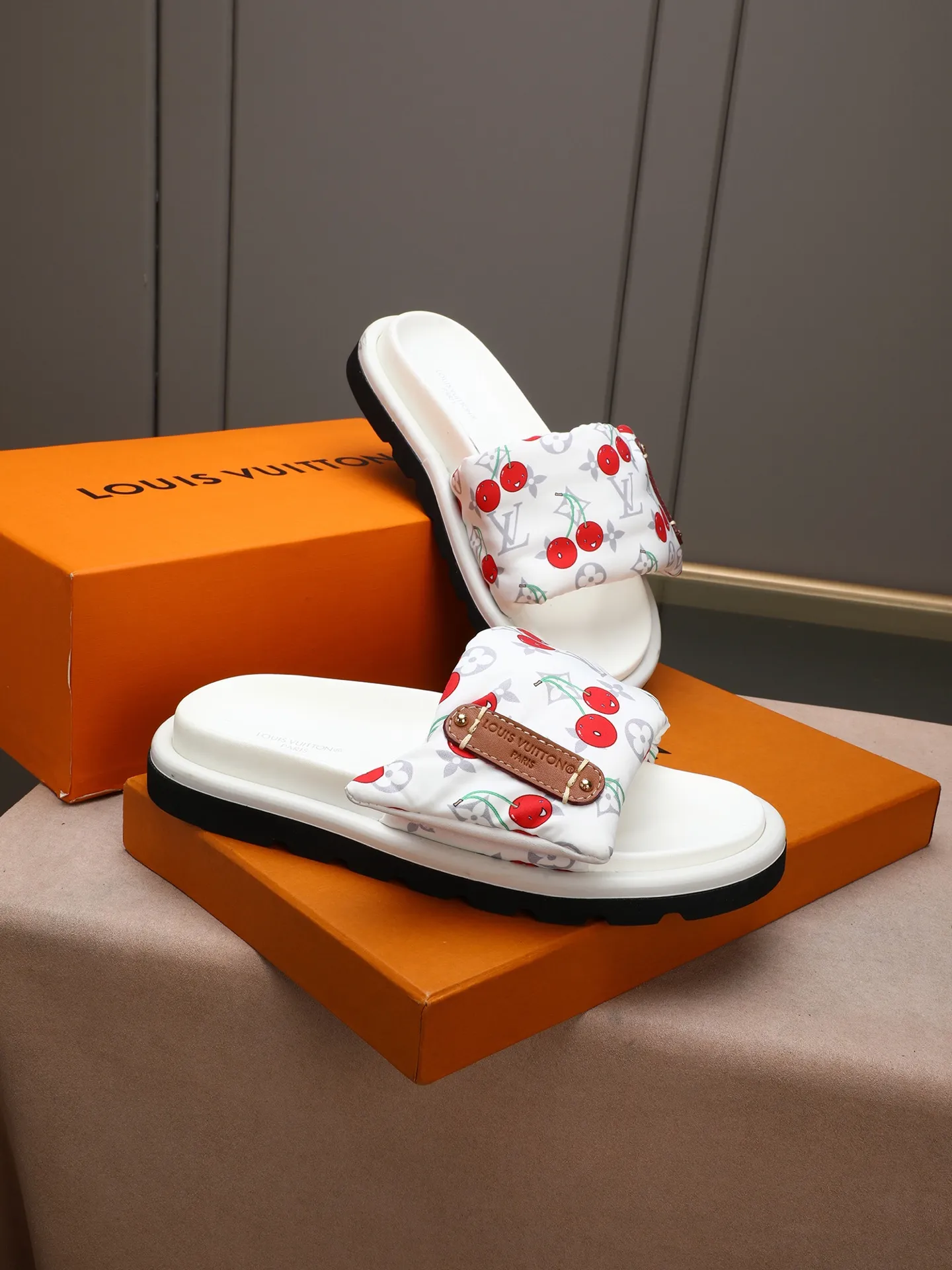 PP360 [LOUIS VUITTON] Louis Vuitton, LV printing, men's and women's slippers are on the market. The drawer box packaging comes with a cloth bag and a card. The upper pattern looks very soft and waxy, and it is a super versatile leg slimming tool. Fabric: imported denim/canvas/old fabric, LV hardware LOGO, official website pattern printing, comfortable to wear, feet: high-elastic PU water table. Sole: foam sole, heel height: about 5cm. Code number: 35-46, 35, 45, 46 are custom-made and non-returnable. Color: multiple colors and styles available.